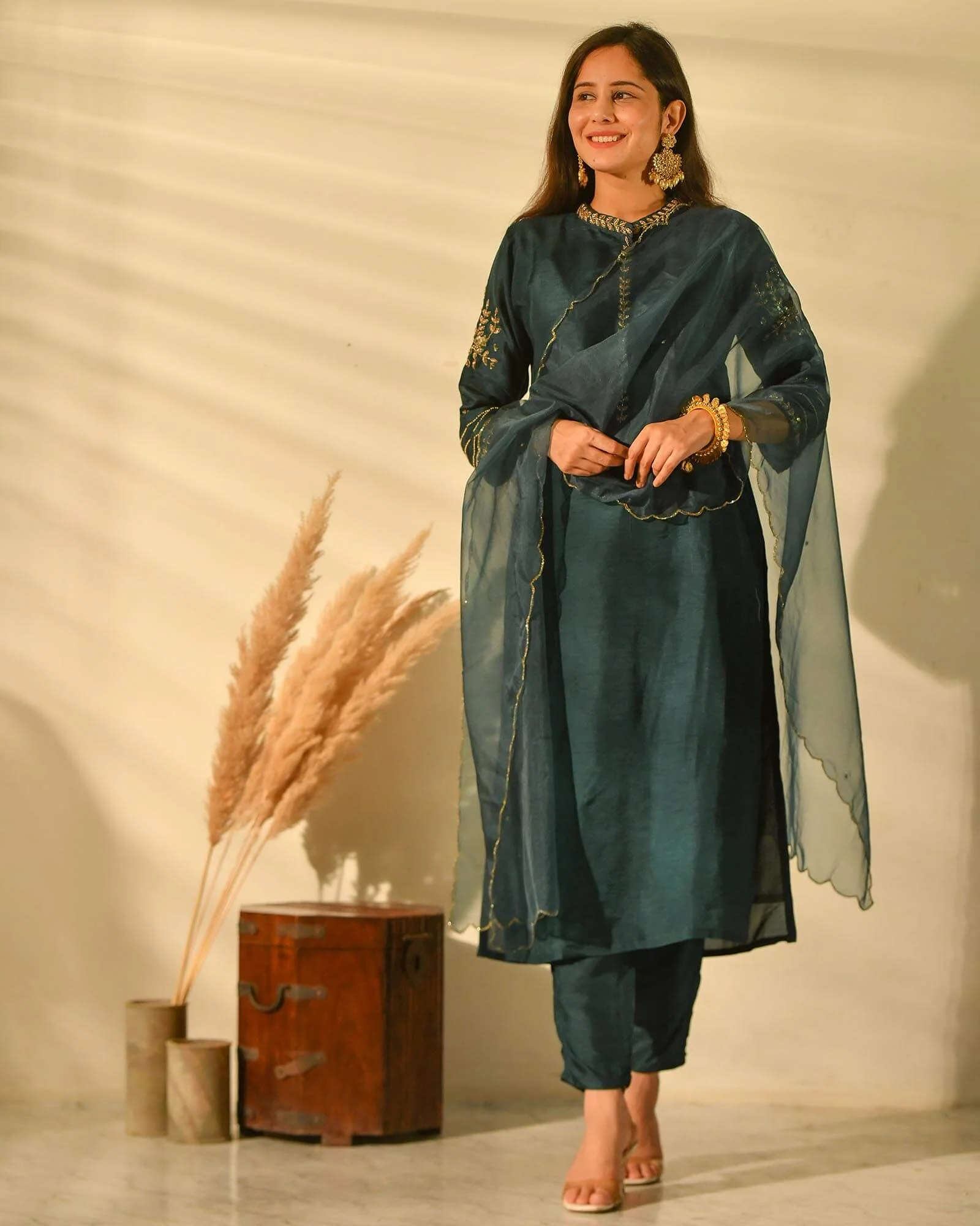 BOTTLE GREEN MUSLIN SUIT SET WITH HANDWORK - Image 5