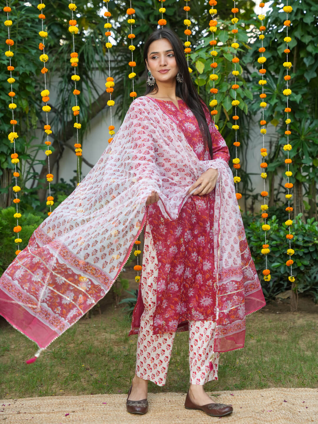 RED KOTA DORIA SUIT SET WITH HANDBLOCK AND GOTTA WORK - Image 3