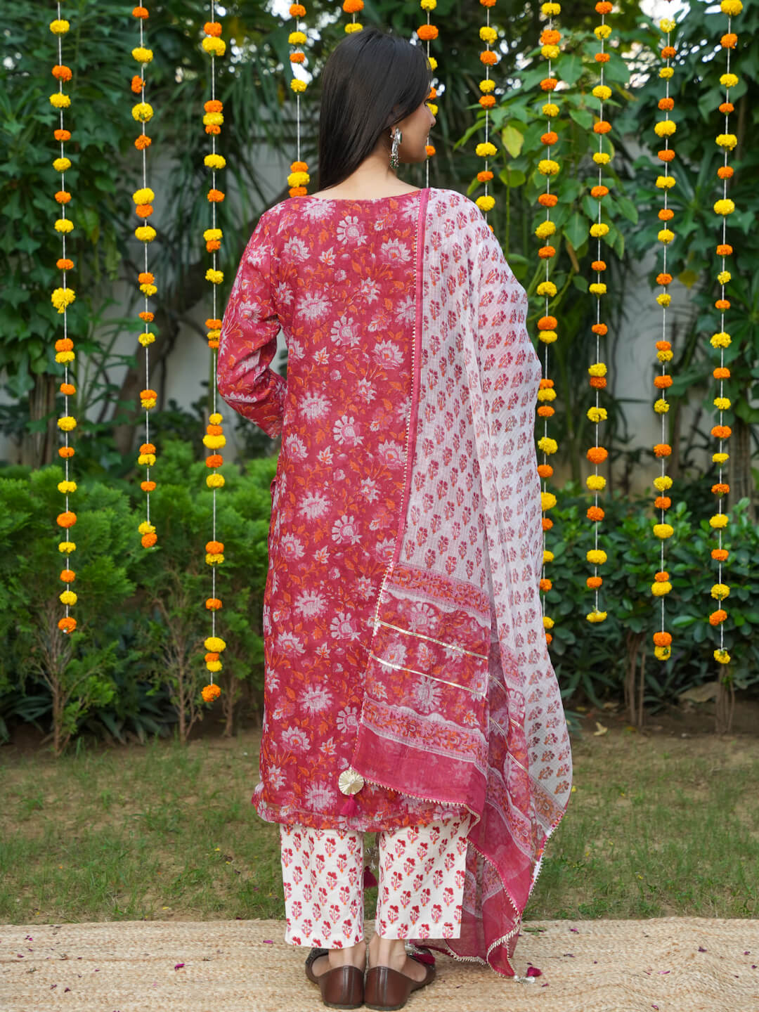 RED KOTA DORIA SUIT SET WITH HANDBLOCK AND GOTTA WORK - Image 4