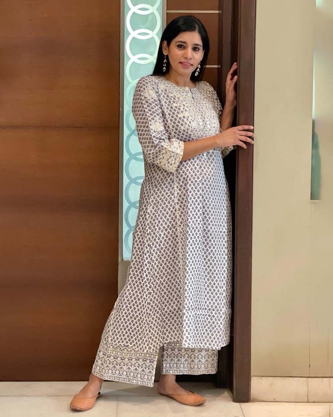 WHITE & GREY MUSLIN KURTA SET WITH EMBROIDERY - Image 3