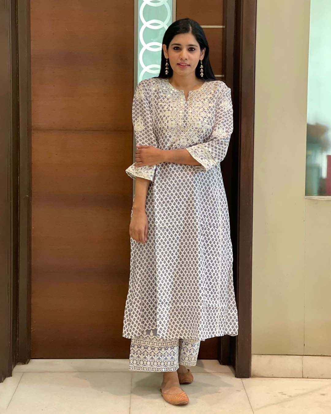 WHITE & GREY MUSLIN KURTA SET WITH EMBROIDERY - Image 4