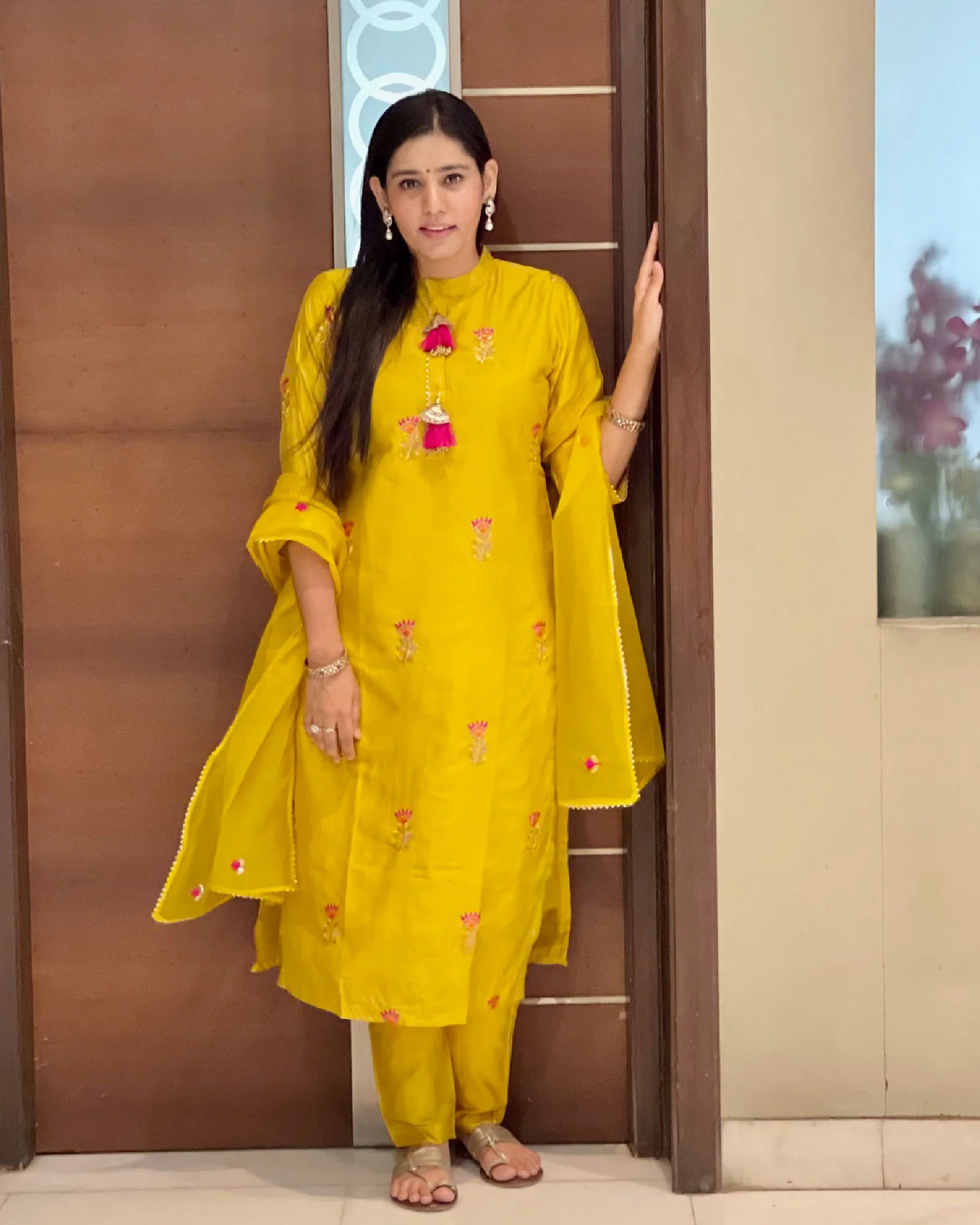 YELLOW MUSLIN SUIT SET WITH TASSELS - Image 4